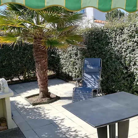 Charmante Maisonnette Avec Piscine Commune Proche - Fr-1-194-84 Casa de Férias *